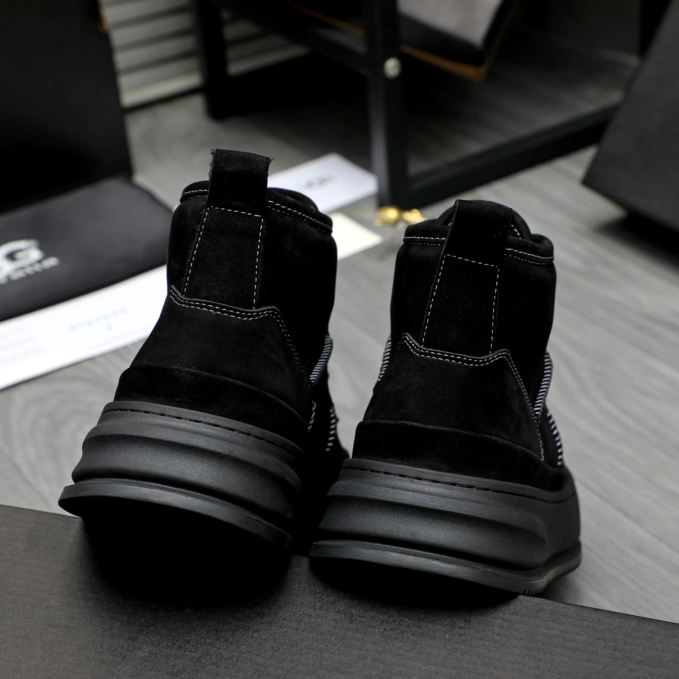 P620 Product trademark: "UGG" Gaobang men's shoes Regular size: 39-44 Product materials: Selected suede cowhide upper, wool lining, original outsole